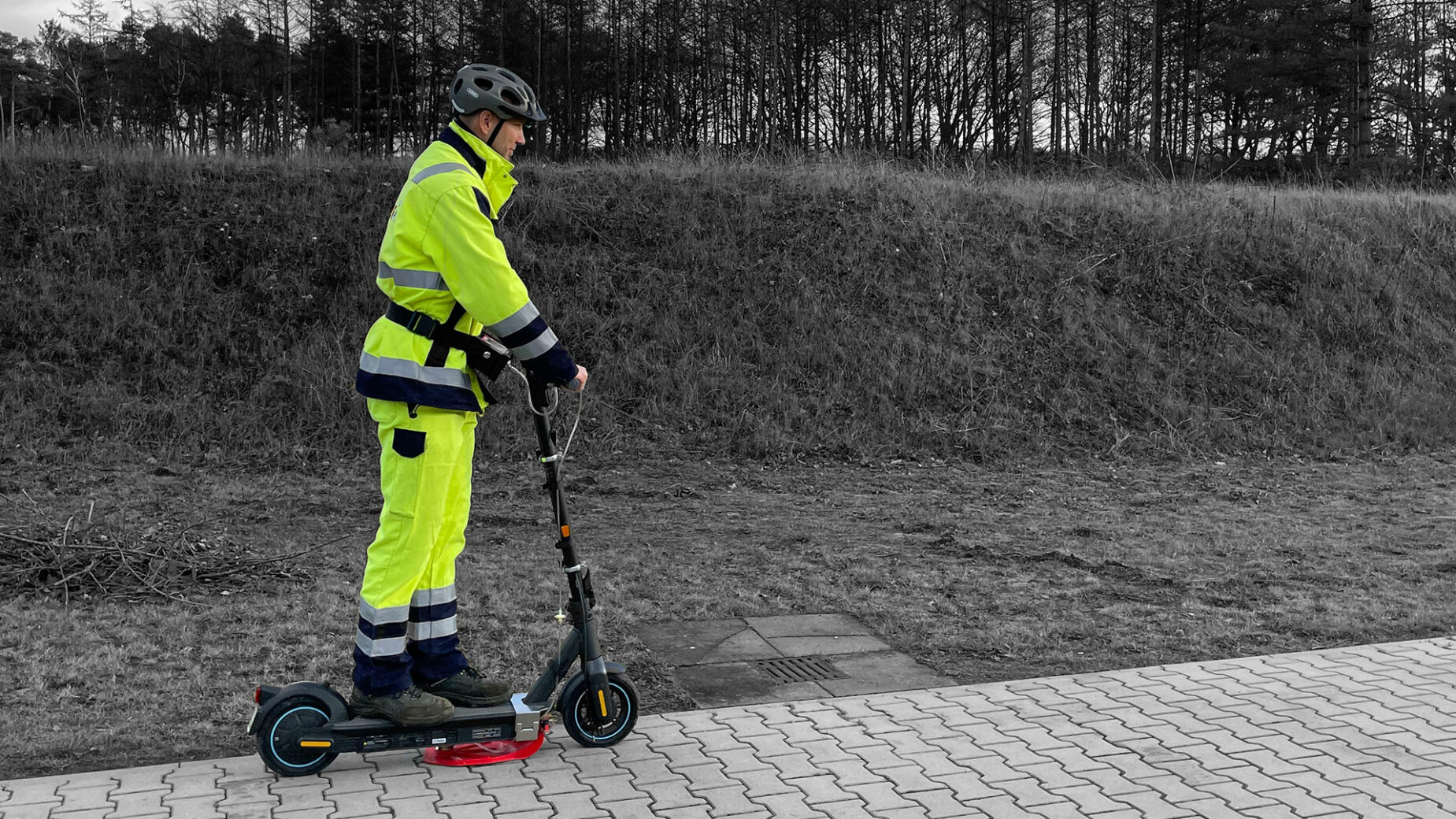 Uso di scooter elettrici sui marciapiedi per il rilevamento di fughe di gas